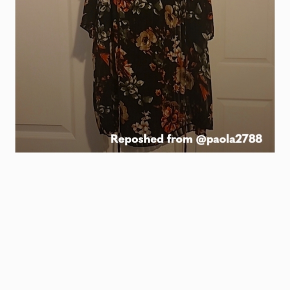 Black Floral blouse with lace at the top of the blouse at the top of  Blouse. - Picture 7 of 7